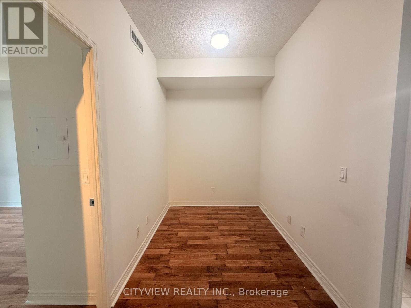 809 - 339 Rathburn Road W, Mississauga, Ontario  L5B 0C8 - Photo 9 - W12520248