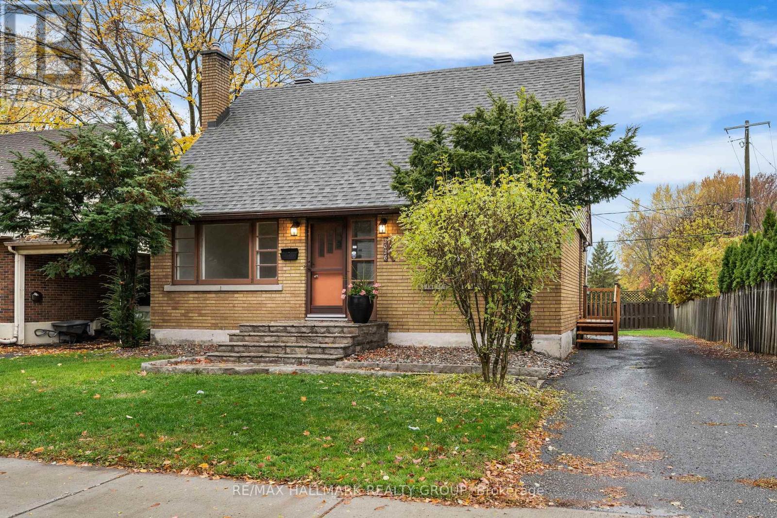 2028 Othello Avenue, Ottawa, Ontario K1G 2A6 - Photo 2 - X12520276