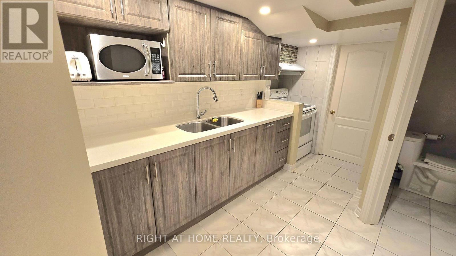 3428 Fountain Park Avenue, Mississauga, Ontario L5M 7E3 - Photo 4 - W12473018