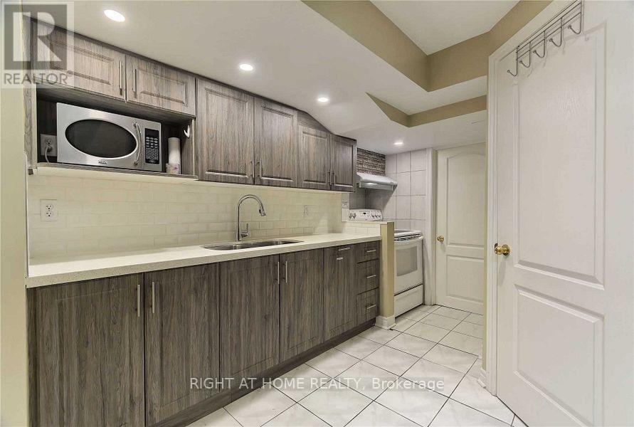 3428 Fountain Park Avenue, Mississauga, Ontario L5M 7E3 - Photo 2 - W12473018