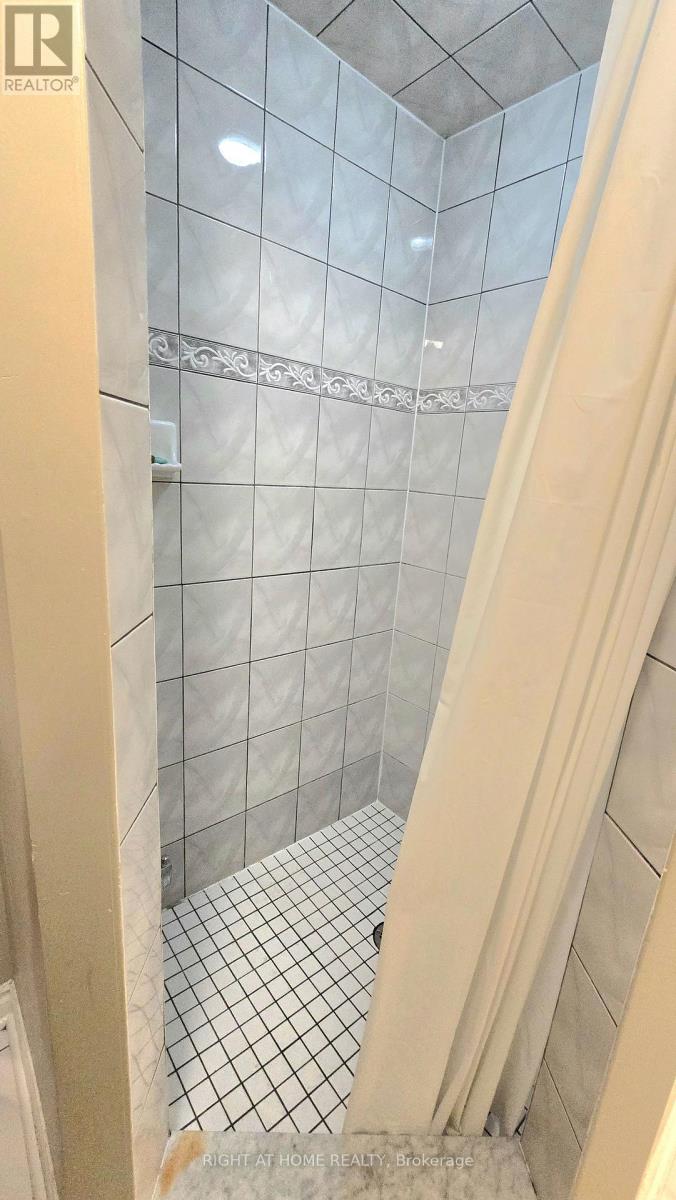 3428 Fountain Park Avenue, Mississauga, Ontario L5M 7E3 - Photo 17 - W12473018