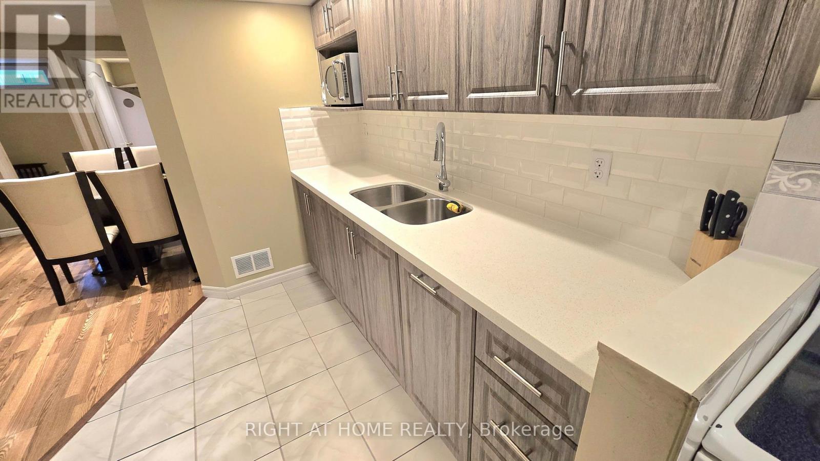 3428 Fountain Park Avenue, Mississauga, Ontario L5M 7E3 - Photo 5 - W12473018