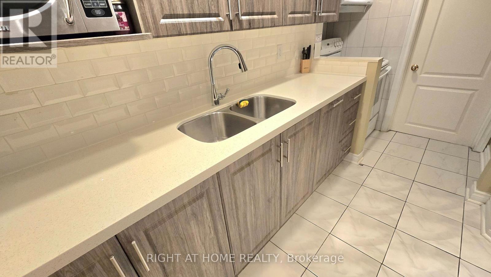 3428 Fountain Park Avenue, Mississauga, Ontario L5M 7E3 - Photo 3 - W12473018