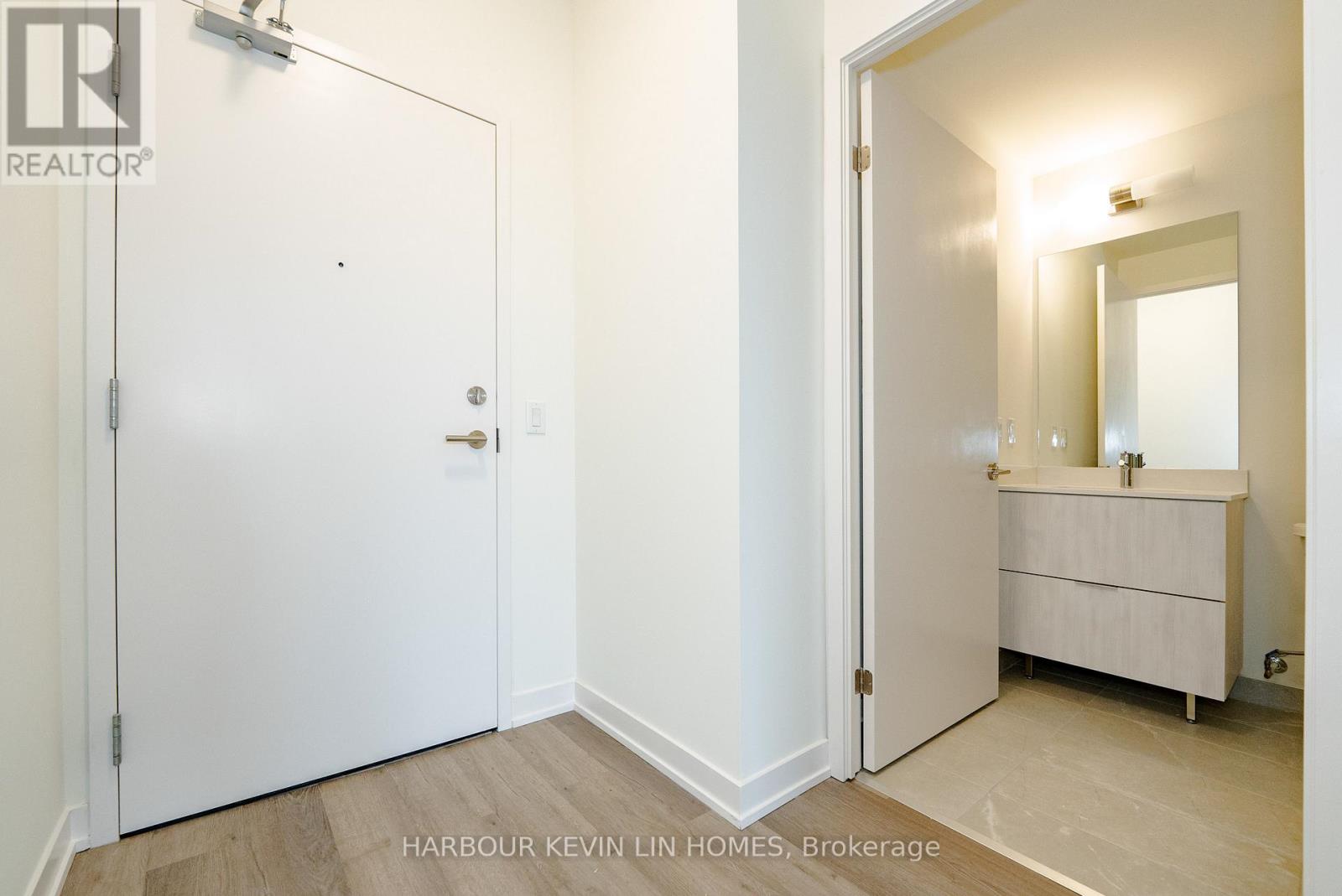 409 - 6 David Eyer Road, Richmond Hill, Ontario  L4S 0N5 - Photo 2 - N12520250