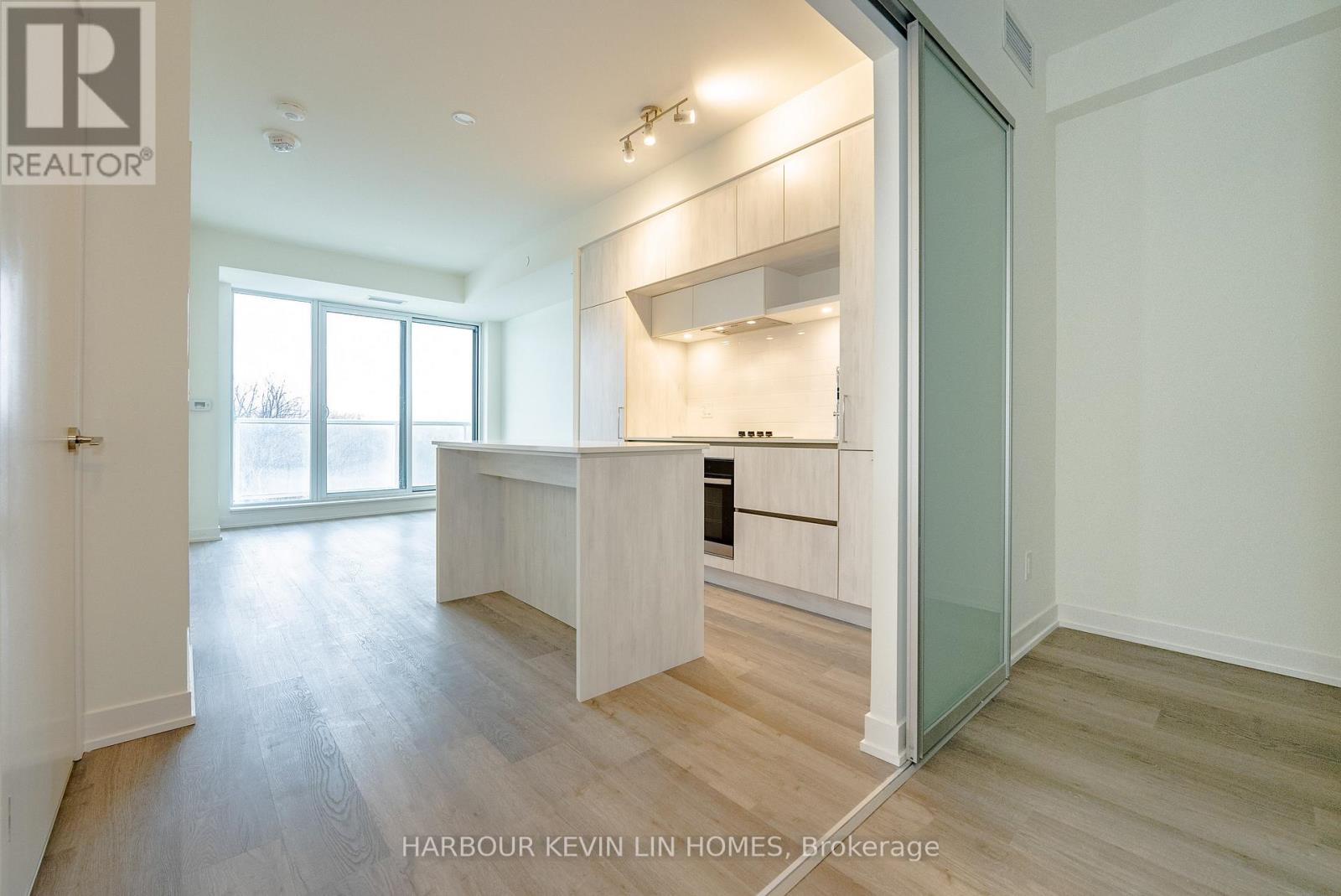 409 - 6 David Eyer Road, Richmond Hill, Ontario  L4S 0N5 - Photo 3 - N12520250