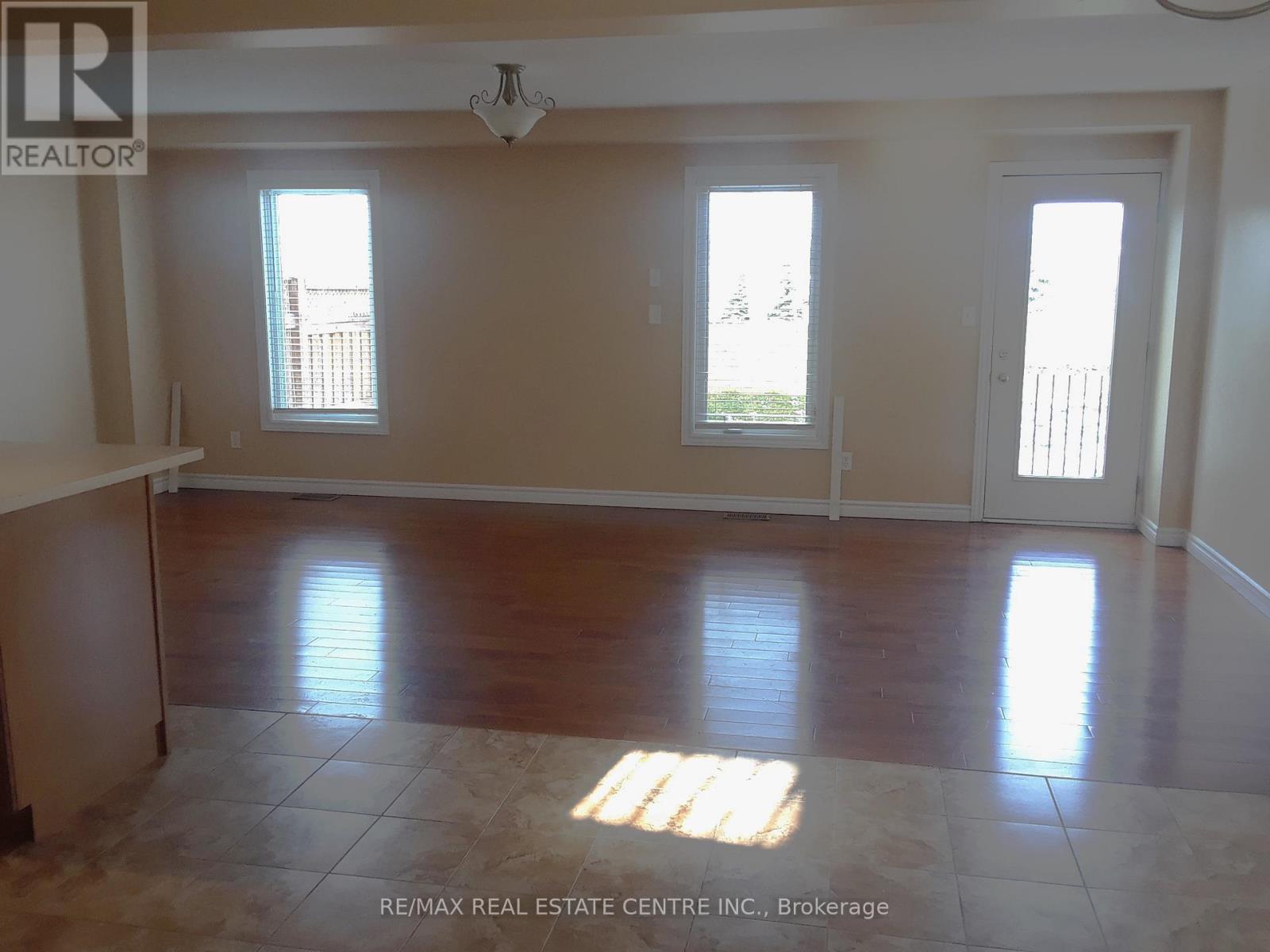 242 Buttercup Court, Waterloo, Ontario N2V 2W8 - Photo 2 - X12520296