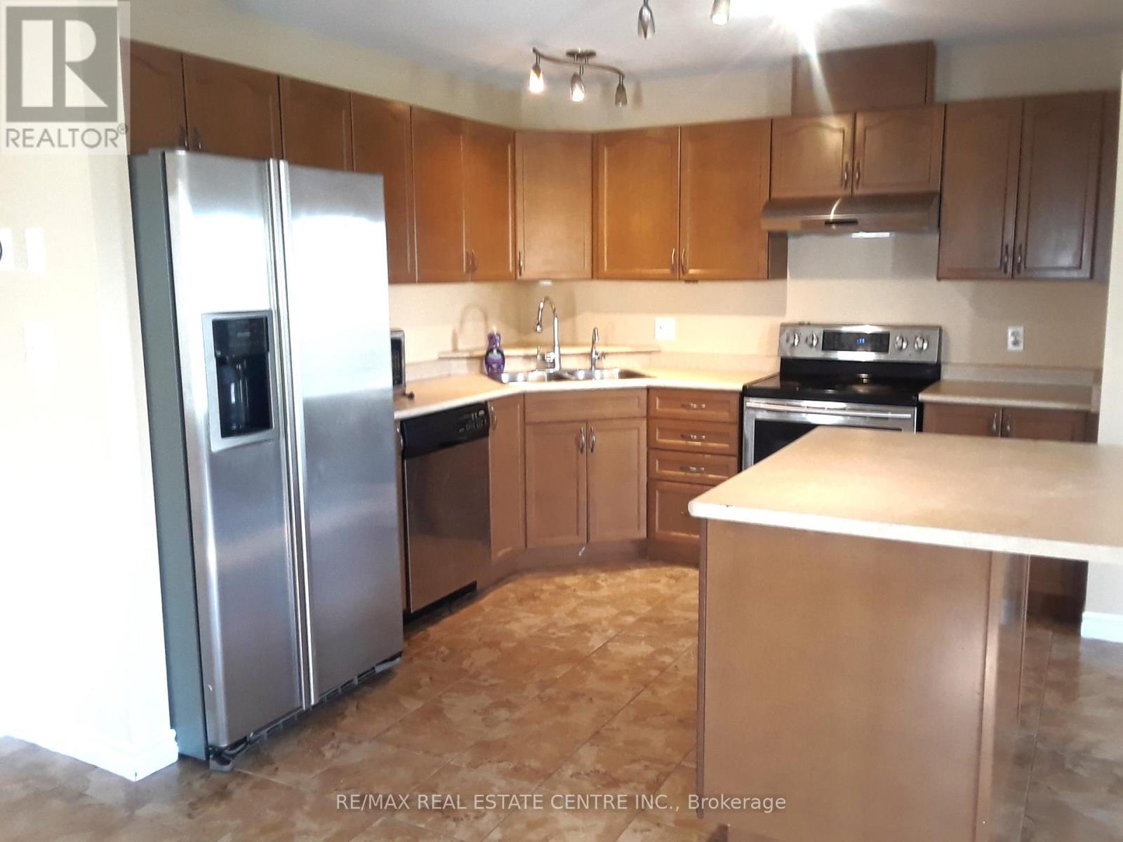 242 Buttercup Court, Waterloo, Ontario N2V 2W8 - Photo 3 - X12520296