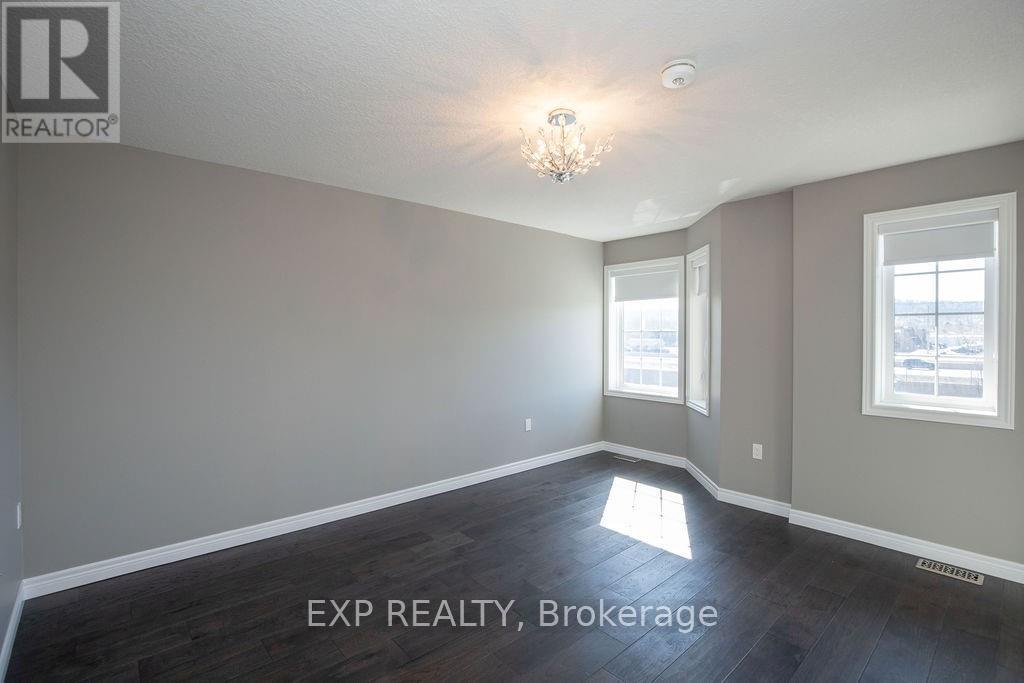 33 Dunrobin Lane, Grimsby, Ontario L3M 4E8 - Photo 19 - X12520346