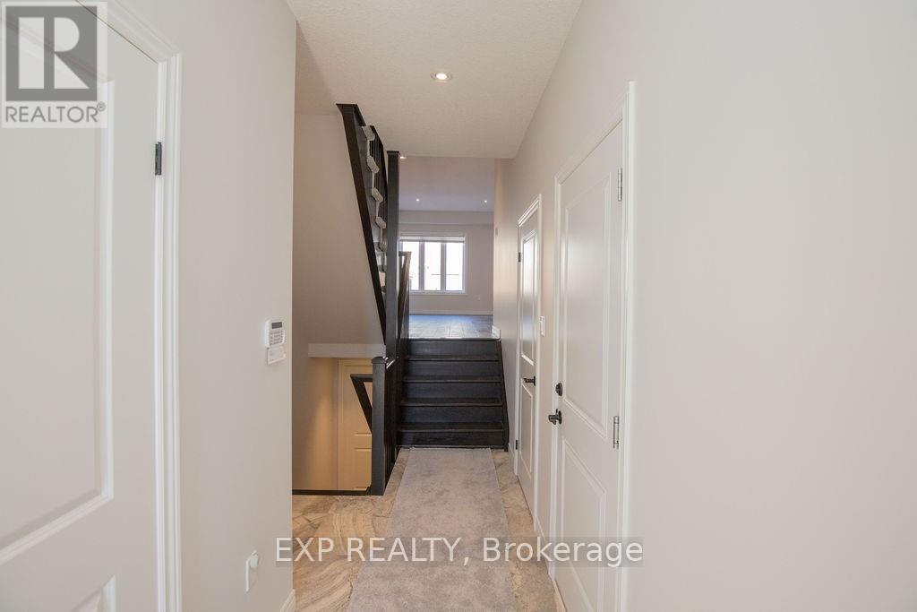 33 Dunrobin Lane, Grimsby, Ontario L3M 4E8 - Photo 2 - X12520346