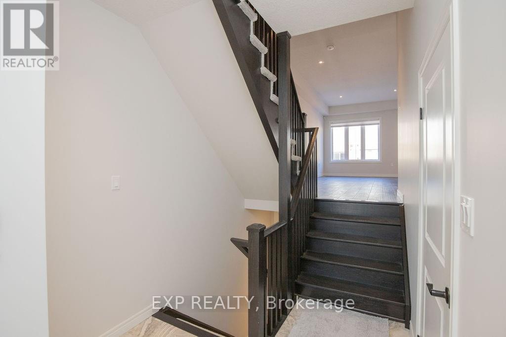 33 Dunrobin Lane, Grimsby, Ontario L3M 4E8 - Photo 3 - X12520346