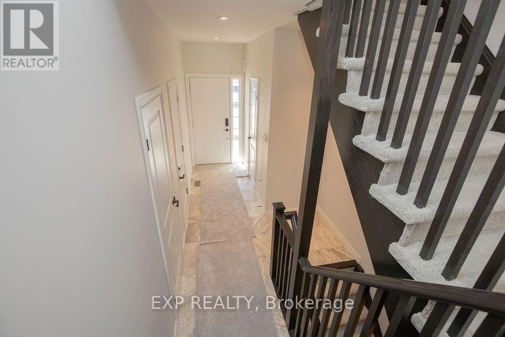 33 Dunrobin Lane, Grimsby, Ontario L3M 4E8 - Photo 4 - X12520346