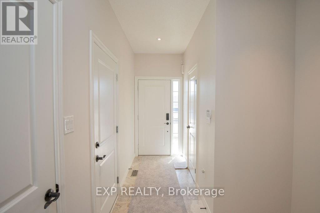 33 Dunrobin Lane, Grimsby, Ontario L3M 4E8 - Photo 5 - X12520346