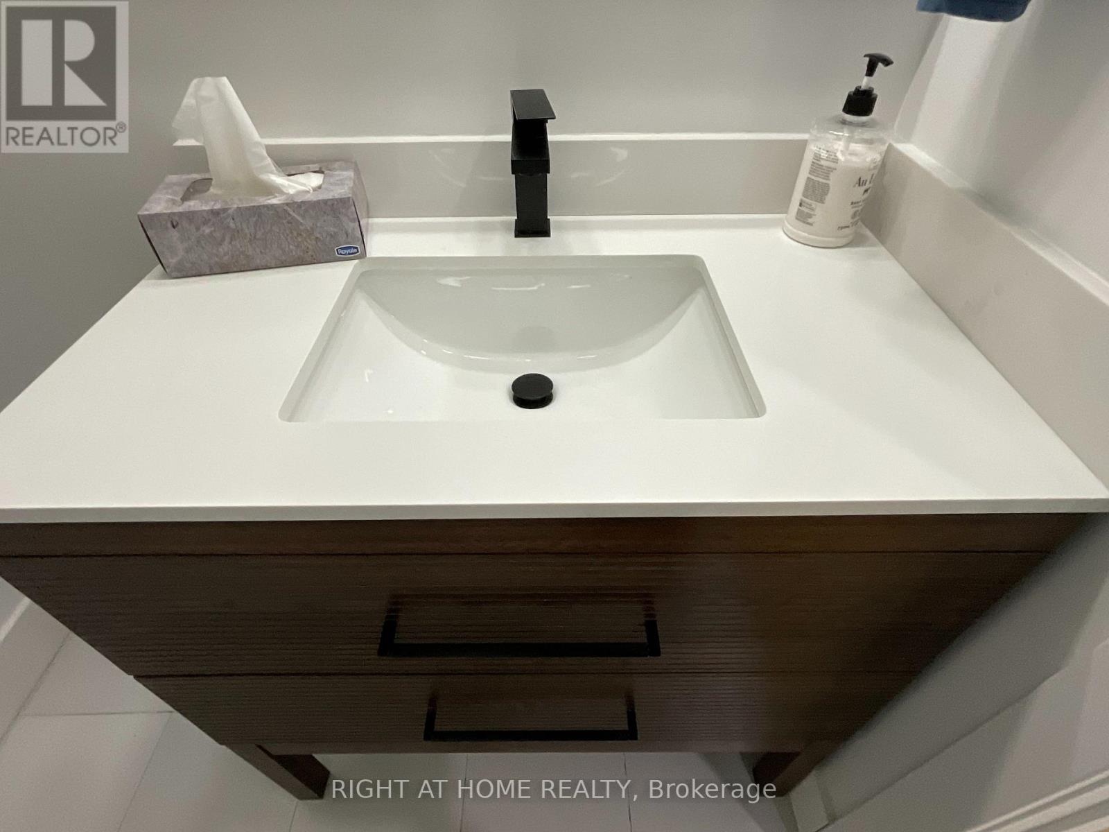 Main Floor - 674 Manning Avenue, Toronto, Ontario  M6G 2W4 - Photo 33 - C12469431