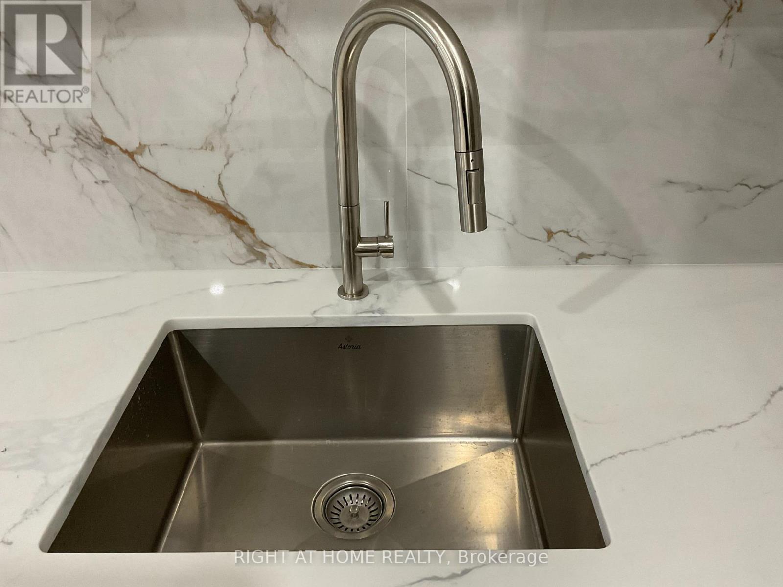 Main Floor - 674 Manning Avenue, Toronto (Annex), Ontario  M6G 2W4 - Photo 8 - C12469431