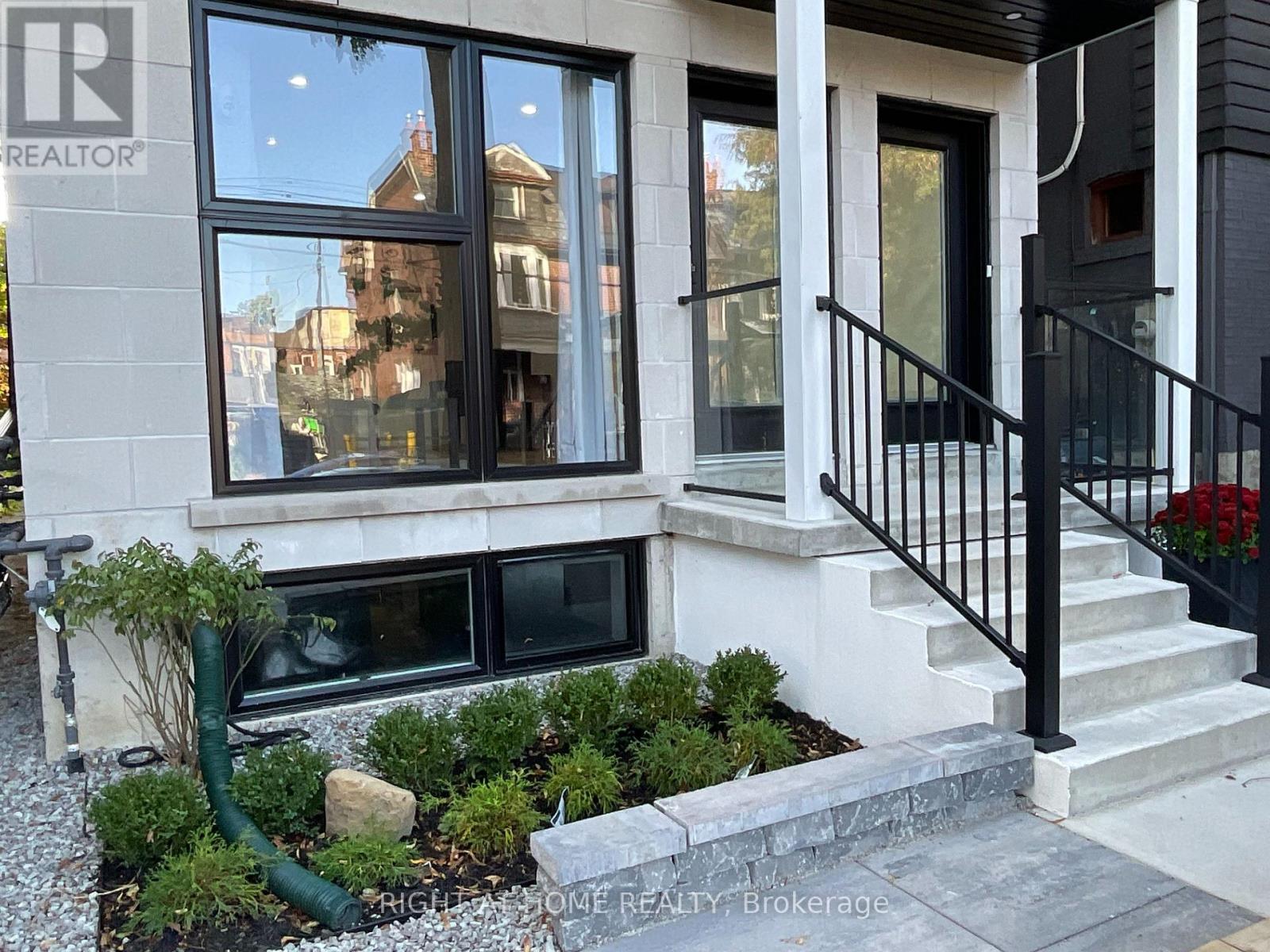 Main Floor - 674 Manning Avenue, Toronto, Ontario  M6G 2W4 - Photo 40 - C12469431