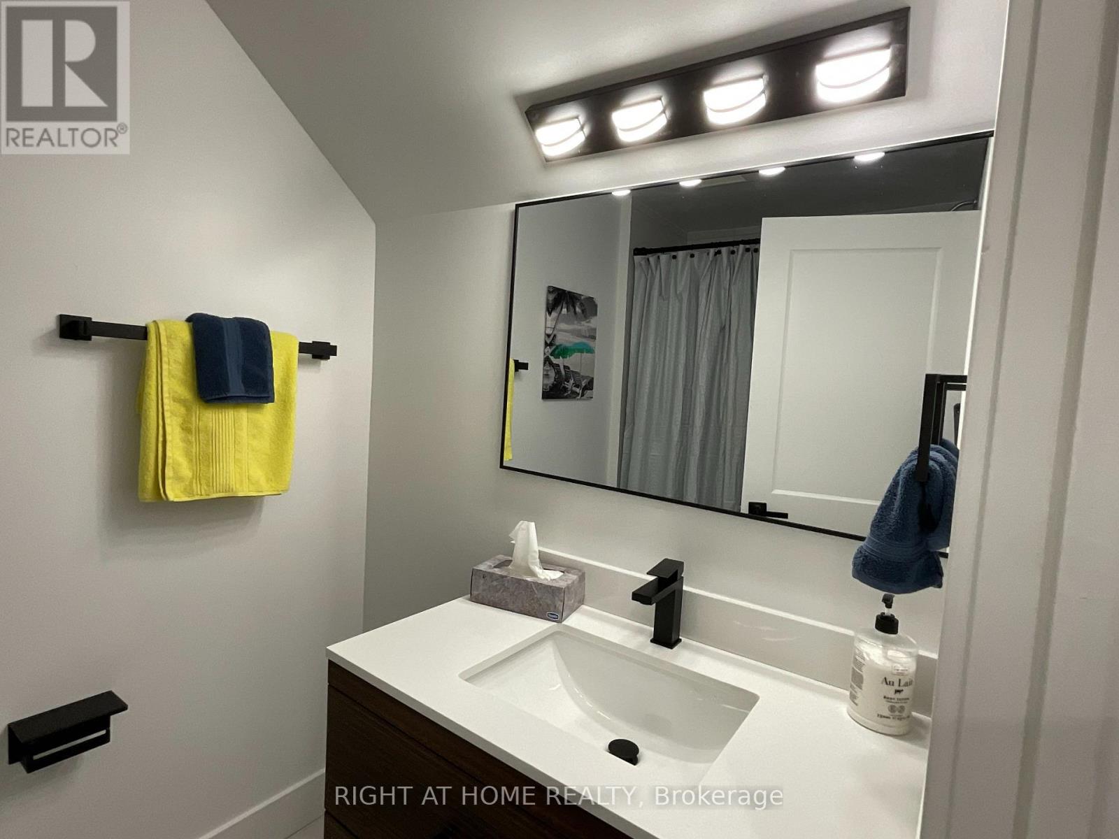 Main Floor - 674 Manning Avenue, Toronto, Ontario  M6G 2W4 - Photo 34 - C12469431