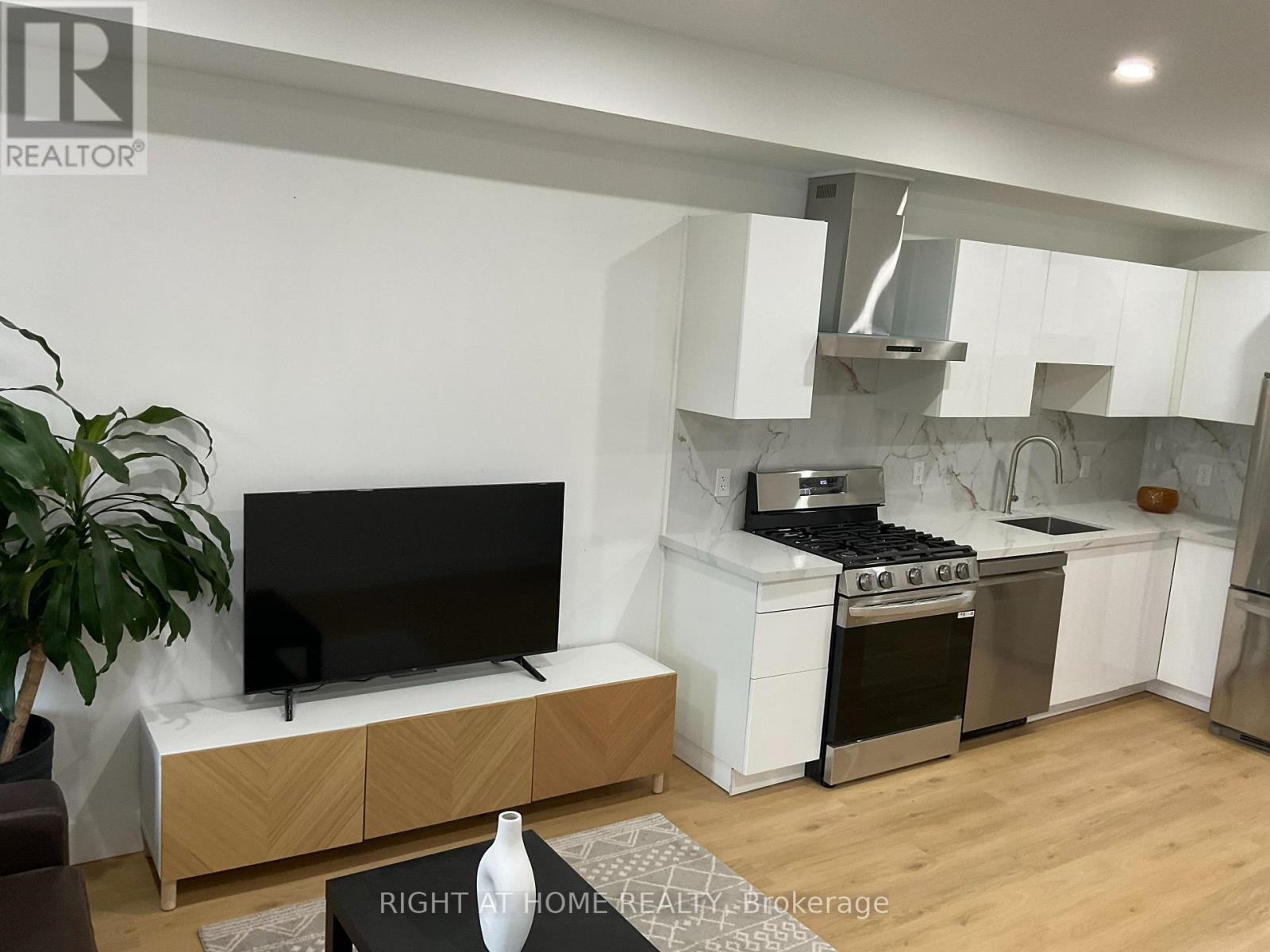 Main Floor - 674 Manning Avenue, Toronto (Annex), Ontario  M6G 2W4 - Photo 4 - C12469431