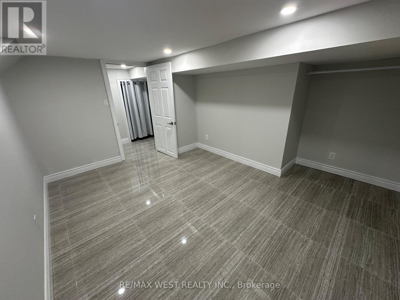 Rear - 437 Woodbridge Avenue, Vaughan, Ontario  L4L 2T3 - Photo 21 - N12502588