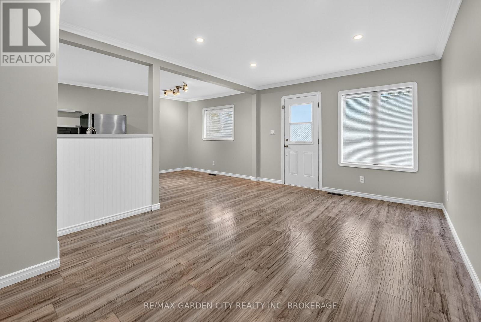 210 Wright Street, Welland, Ontario L3B 2K3 - Photo 2 - X12520402