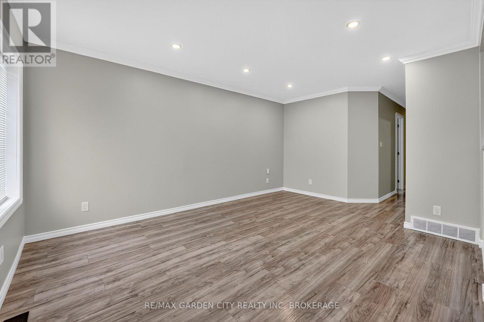 210 Wright Street, Welland, Ontario L3B 2K3 - Photo 9 - X12520402