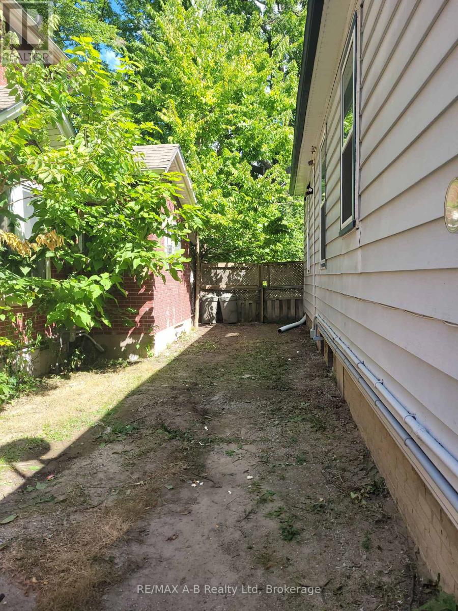 190 Colborne Street, London East, Ontario N6B 2S2 - Photo 3 - X12520456