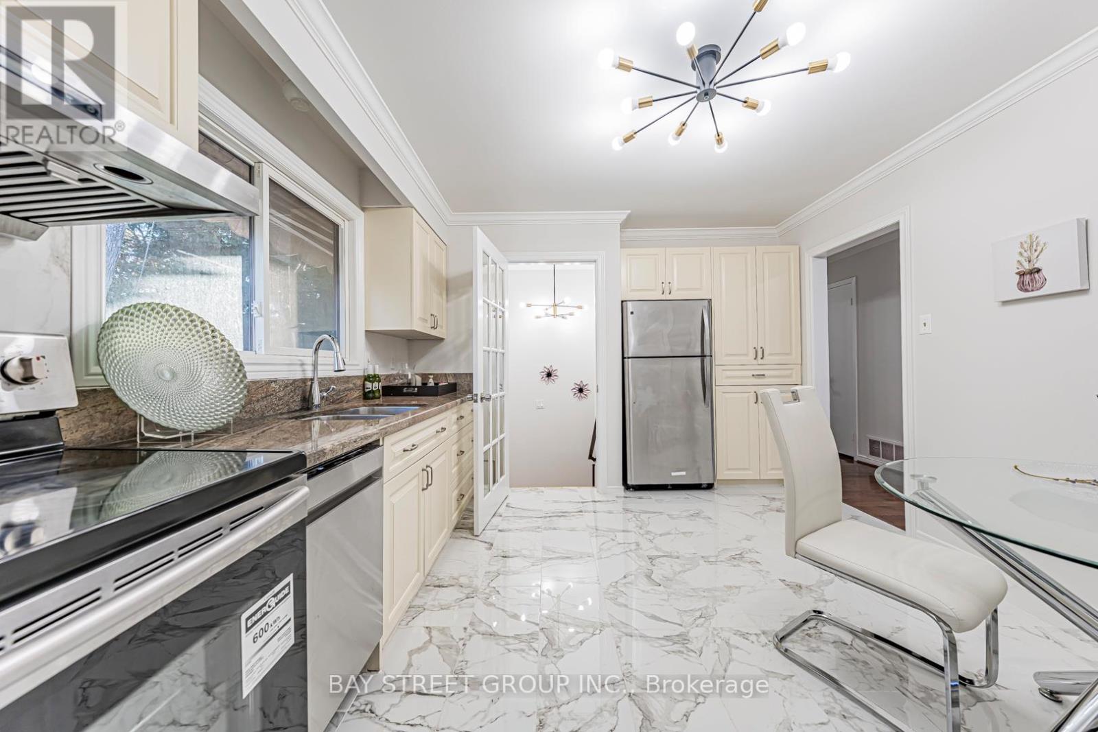 4 Sir Brandiles Place, Markham, Ontario  L3P 2Z5 - Photo 10 - N12520396