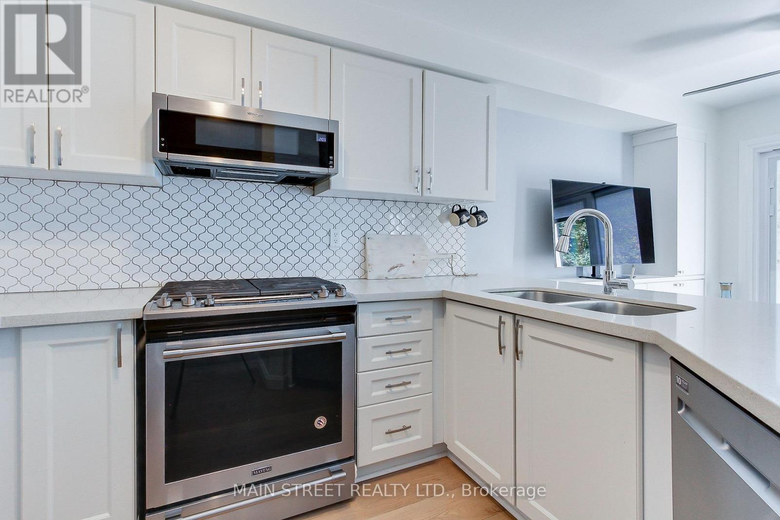 228 Warner Crescent, Newmarket, Ontario  L3X 2C7 - Photo 10 - N12520434