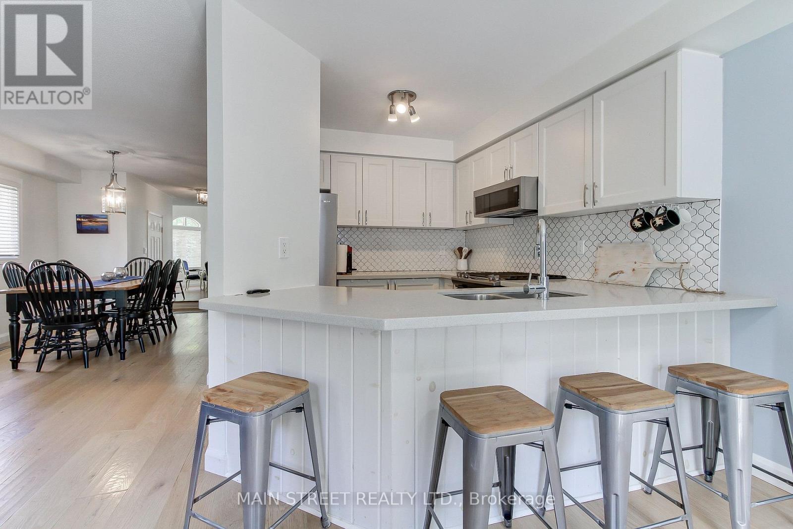 228 Warner Crescent, Newmarket, Ontario  L3X 2C7 - Photo 8 - N12520434