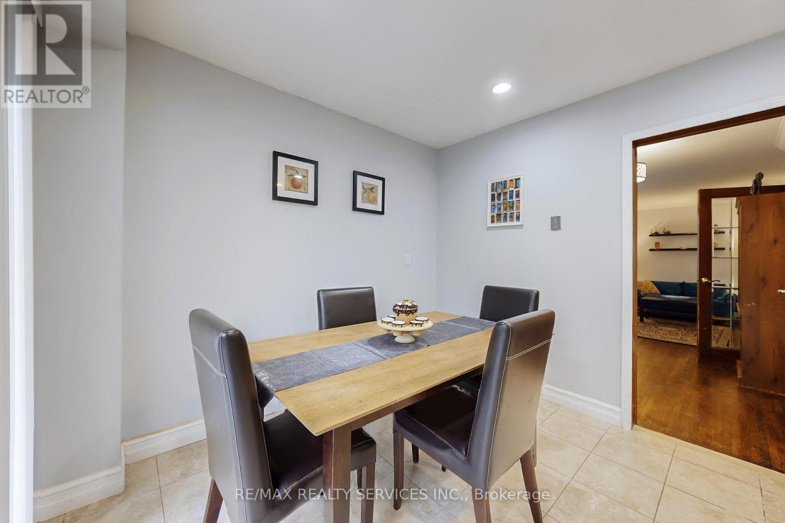 8 Stephensen Court, Brampton, Ontario  L6V 3X8 - Photo 11 - W12520408