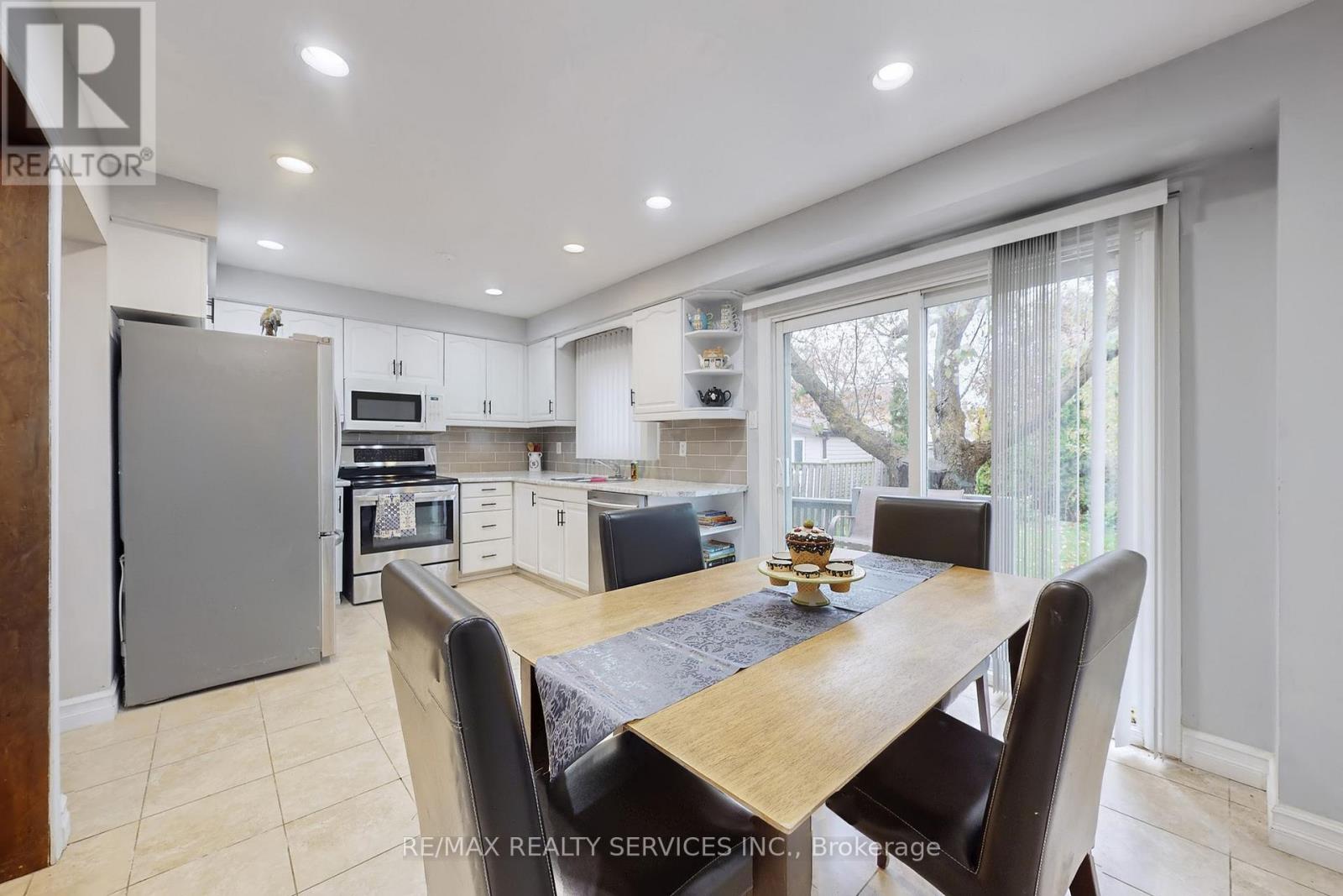 8 Stephensen Court, Brampton, Ontario  L6V 3X8 - Photo 13 - W12520408