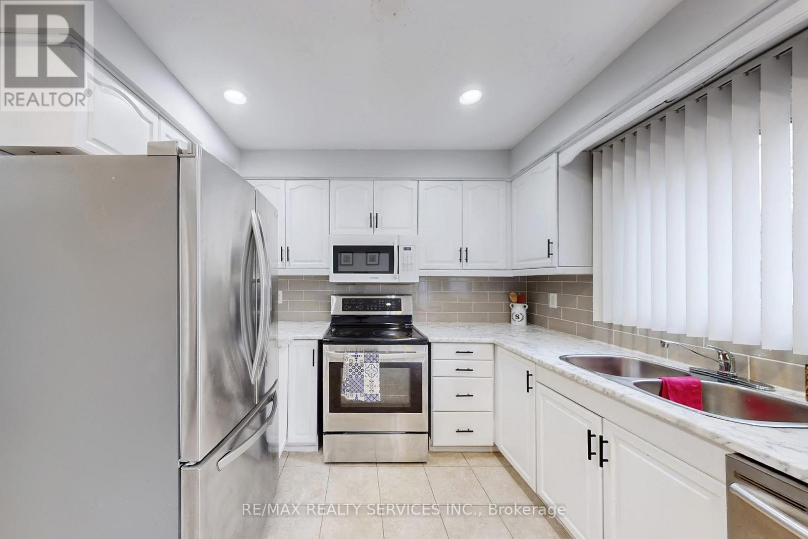 8 Stephensen Court, Brampton, Ontario  L6V 3X8 - Photo 14 - W12520408