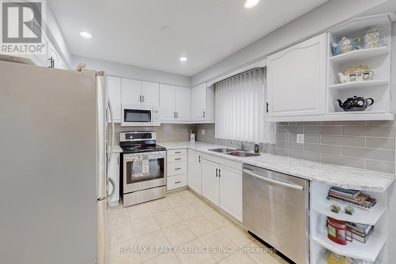 8 Stephensen Court, Brampton, Ontario  L6V 3X8 - Photo 15 - W12520408