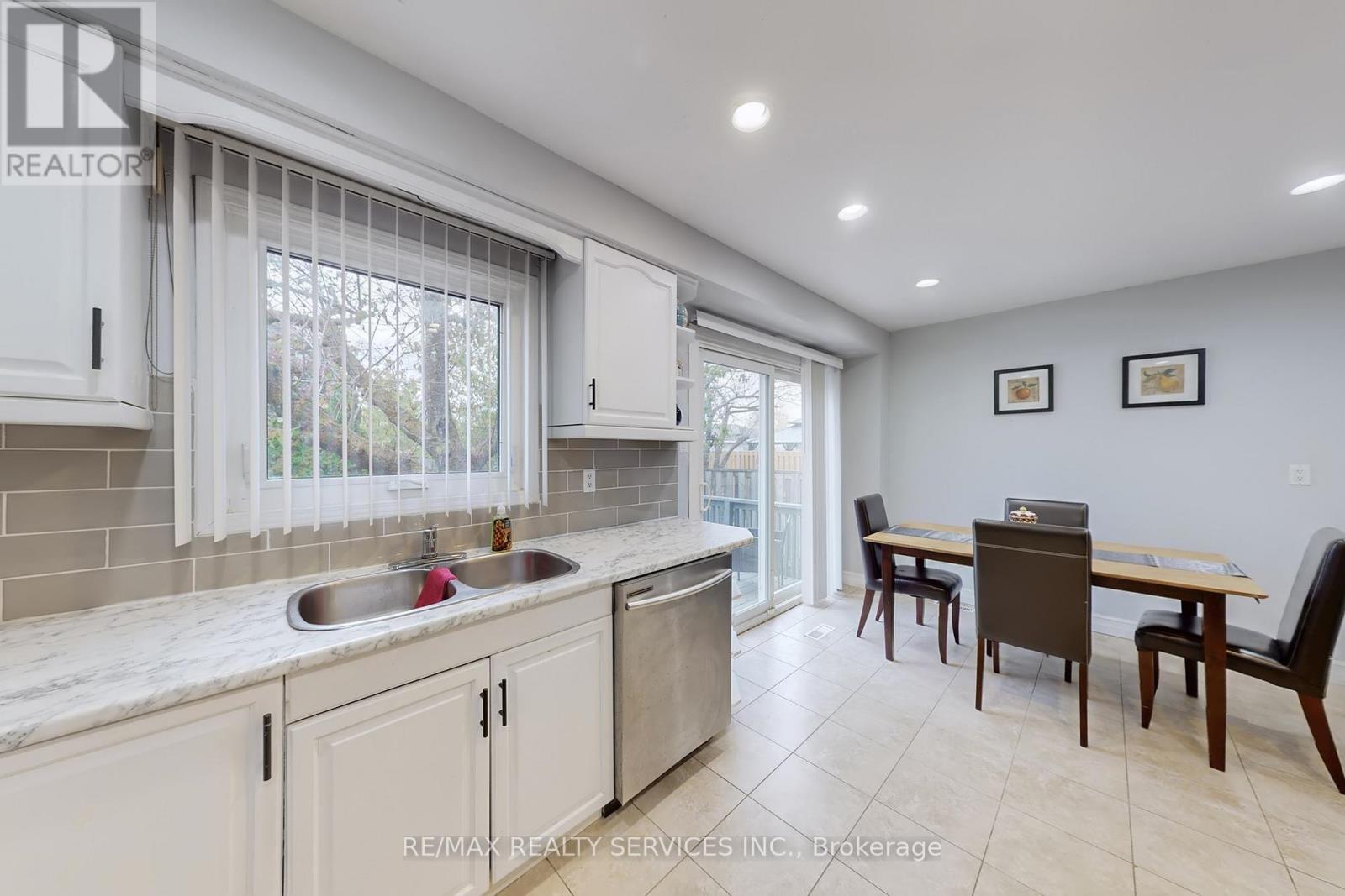 8 Stephensen Court, Brampton, Ontario  L6V 3X8 - Photo 16 - W12520408