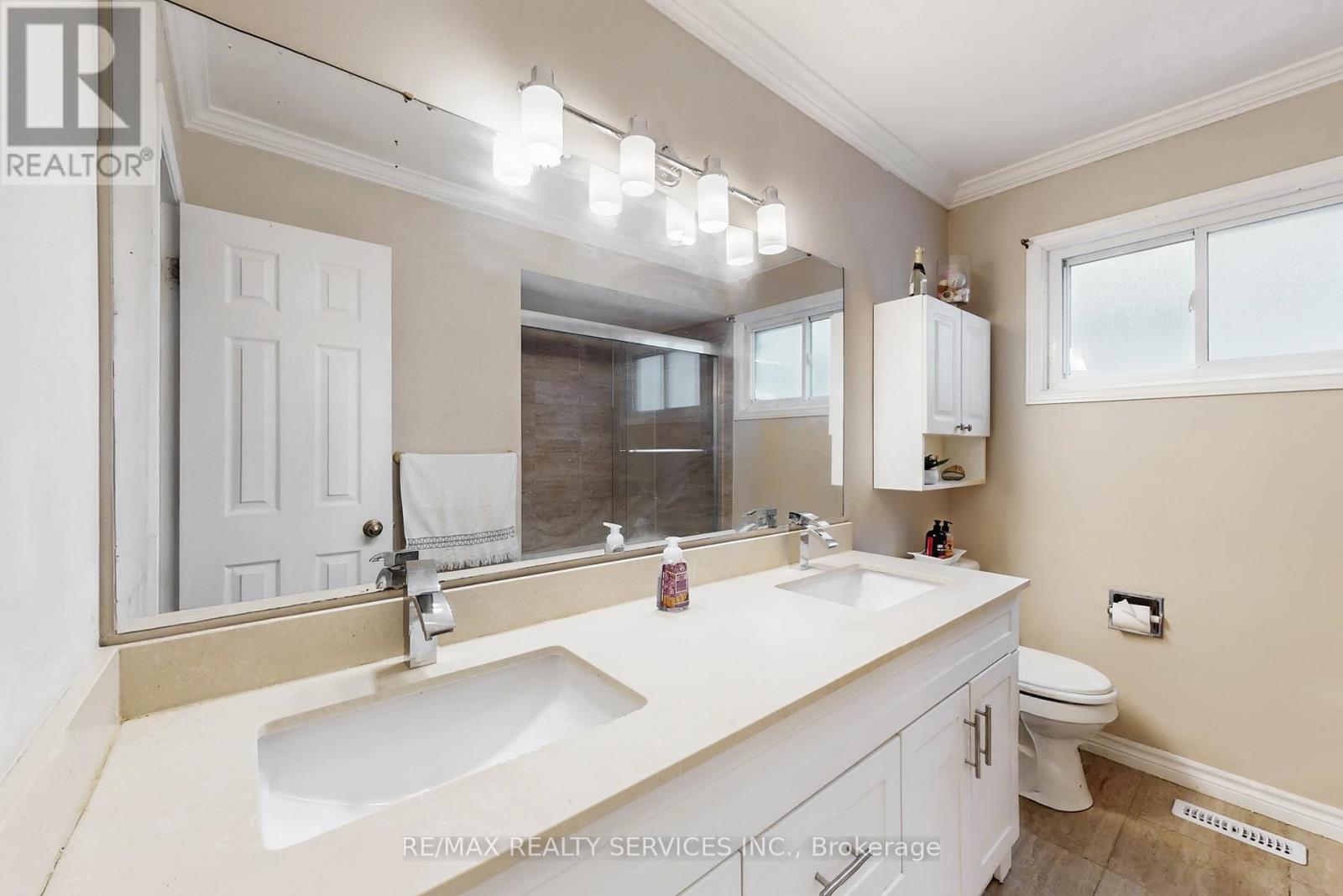 8 Stephensen Court, Brampton, Ontario  L6V 3X8 - Photo 29 - W12520408