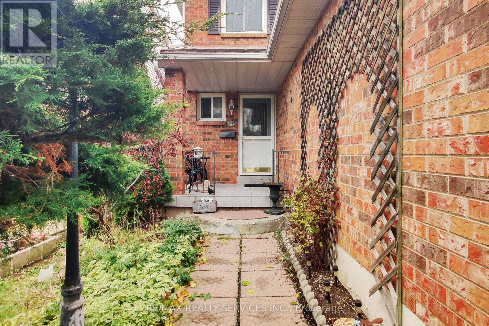 8 Stephensen Court, Brampton, Ontario  L6V 3X8 - Photo 4 - W12520408