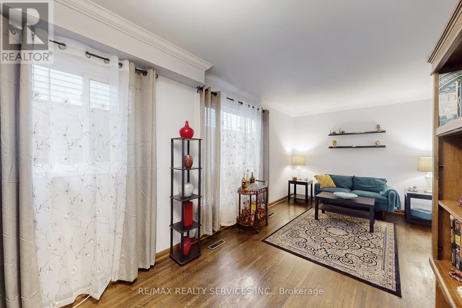 8 Stephensen Court, Brampton, Ontario  L6V 3X8 - Photo 7 - W12520408