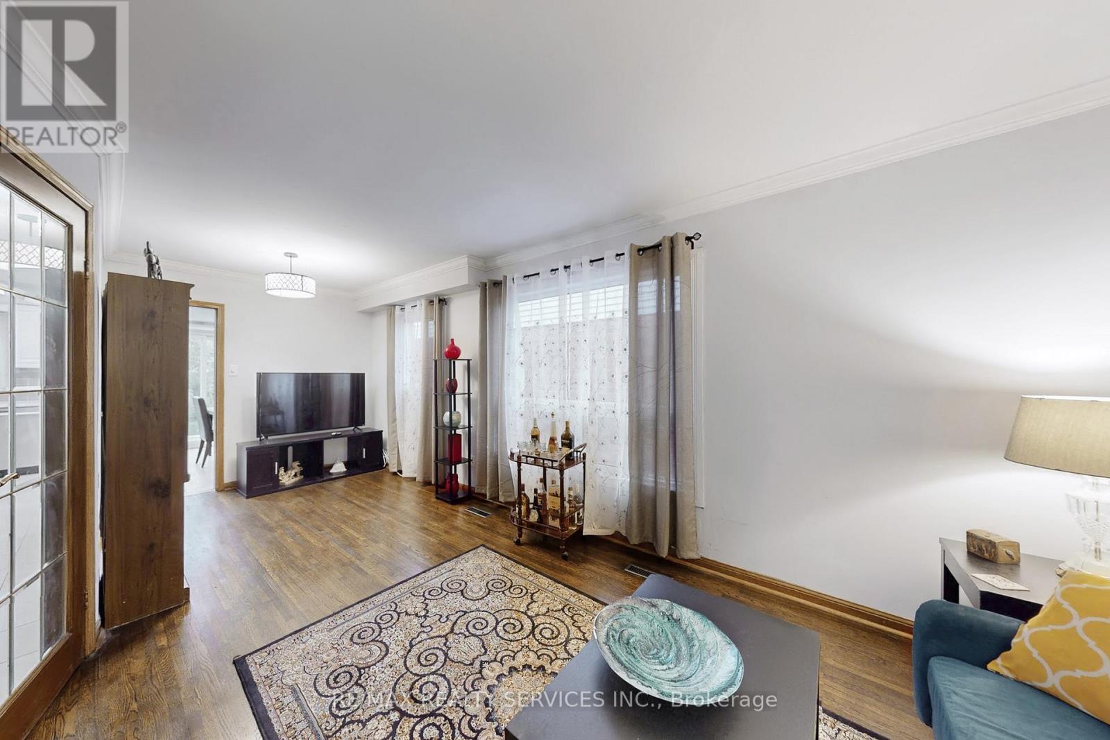 8 Stephensen Court, Brampton, Ontario  L6V 3X8 - Photo 8 - W12520408