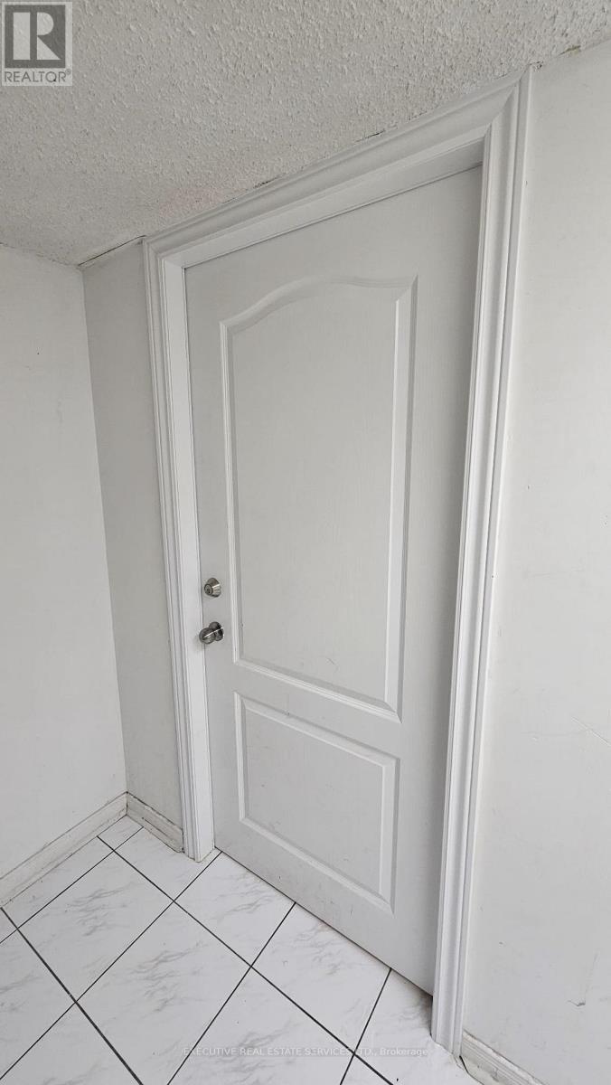 1004 Ceremonial Drive, Mississauga, Ontario  L5R 2Z7 - Photo 10 - W12520428