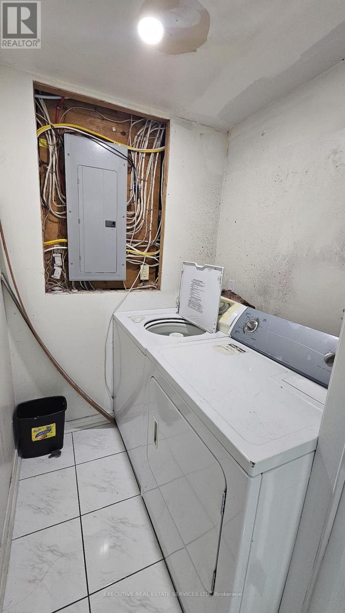 1004 Ceremonial Drive, Mississauga, Ontario  L5R 2Z7 - Photo 11 - W12520428