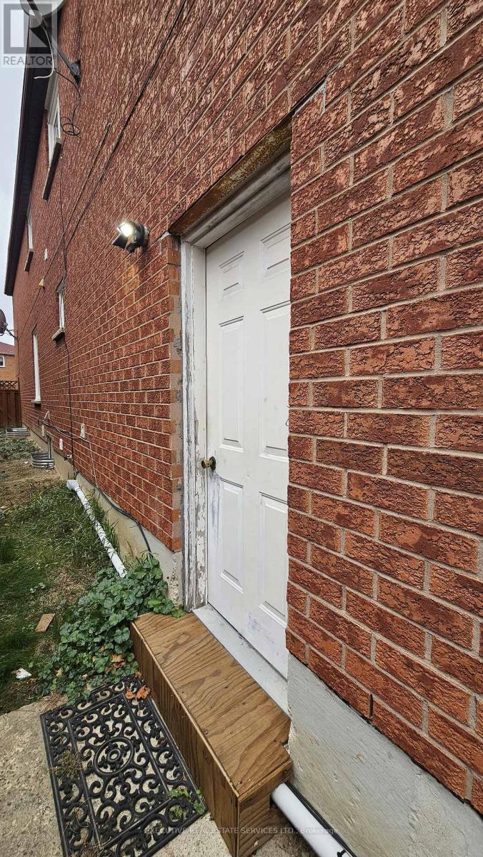 1004 Ceremonial Drive, Mississauga, Ontario  L5R 2Z7 - Photo 2 - W12520428