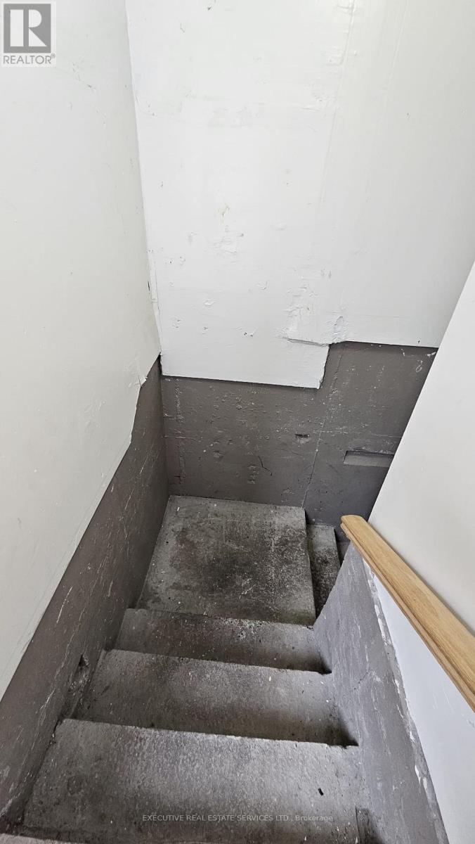 1004 Ceremonial Drive, Mississauga, Ontario  L5R 2Z7 - Photo 3 - W12520428