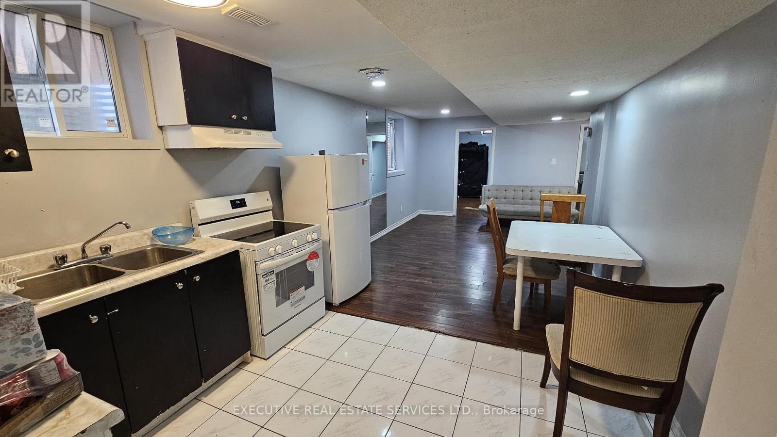 1004 Ceremonial Drive, Mississauga, Ontario  L5R 2Z7 - Photo 5 - W12520428