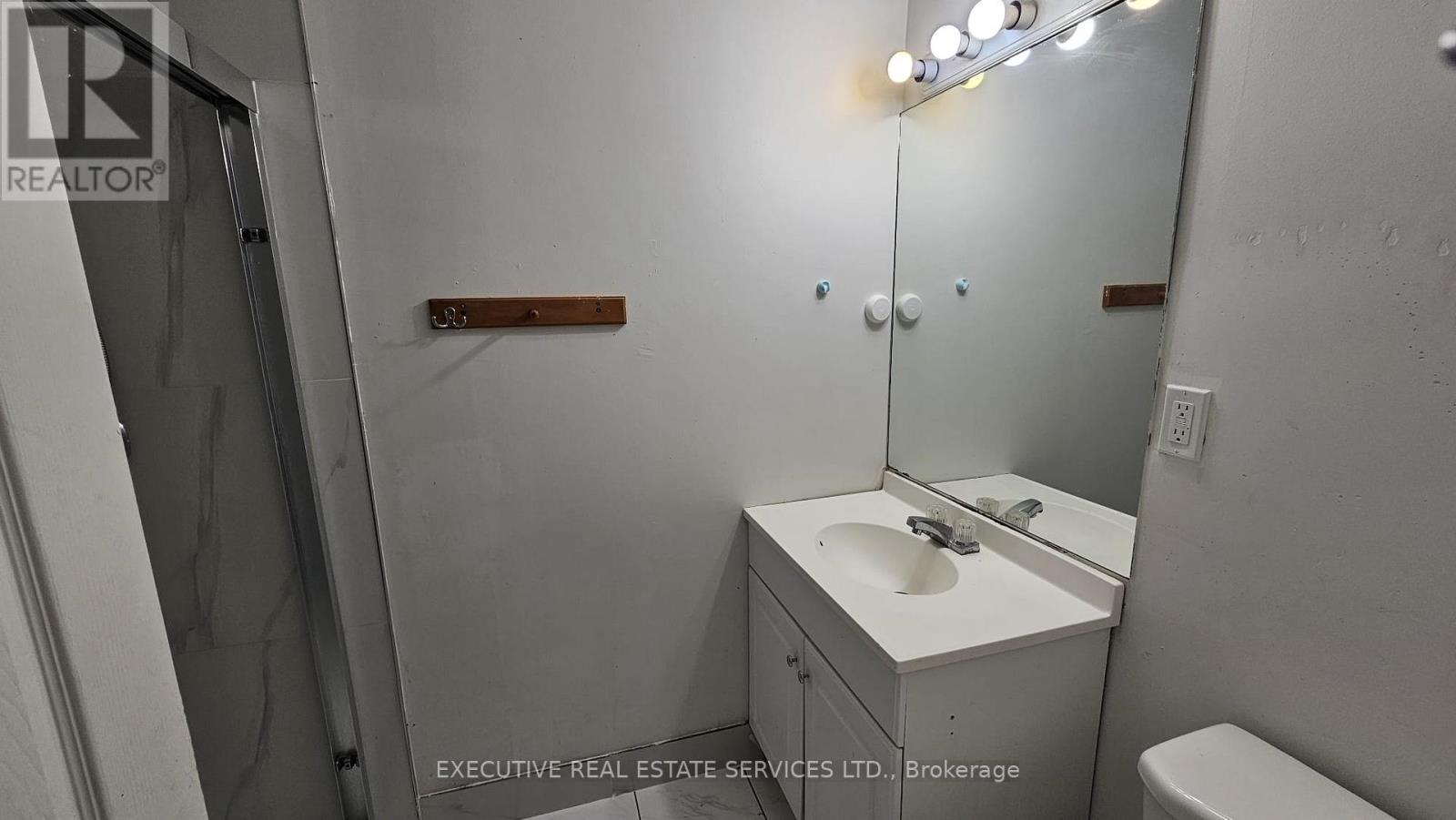 1004 Ceremonial Drive, Mississauga, Ontario  L5R 2Z7 - Photo 9 - W12520428