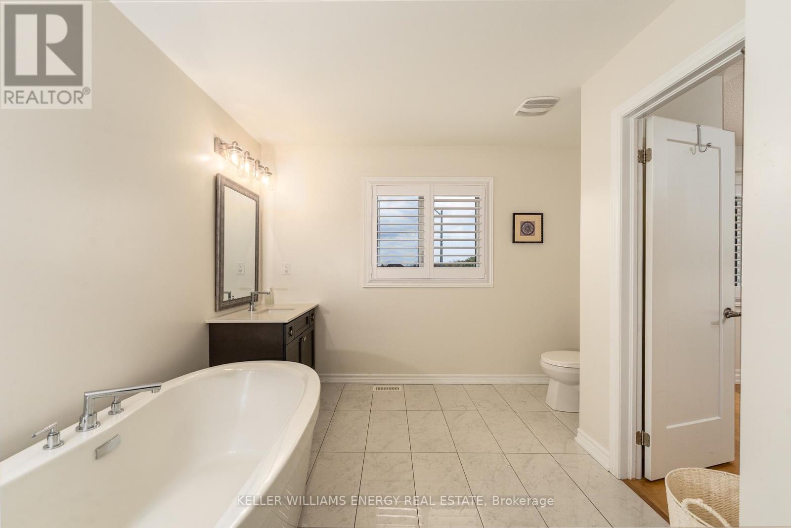 Upper - 36 Angela Crescent, Niagara-On-The-Lake, Ontario L0S 1J1 - Photo 22 - X12518954