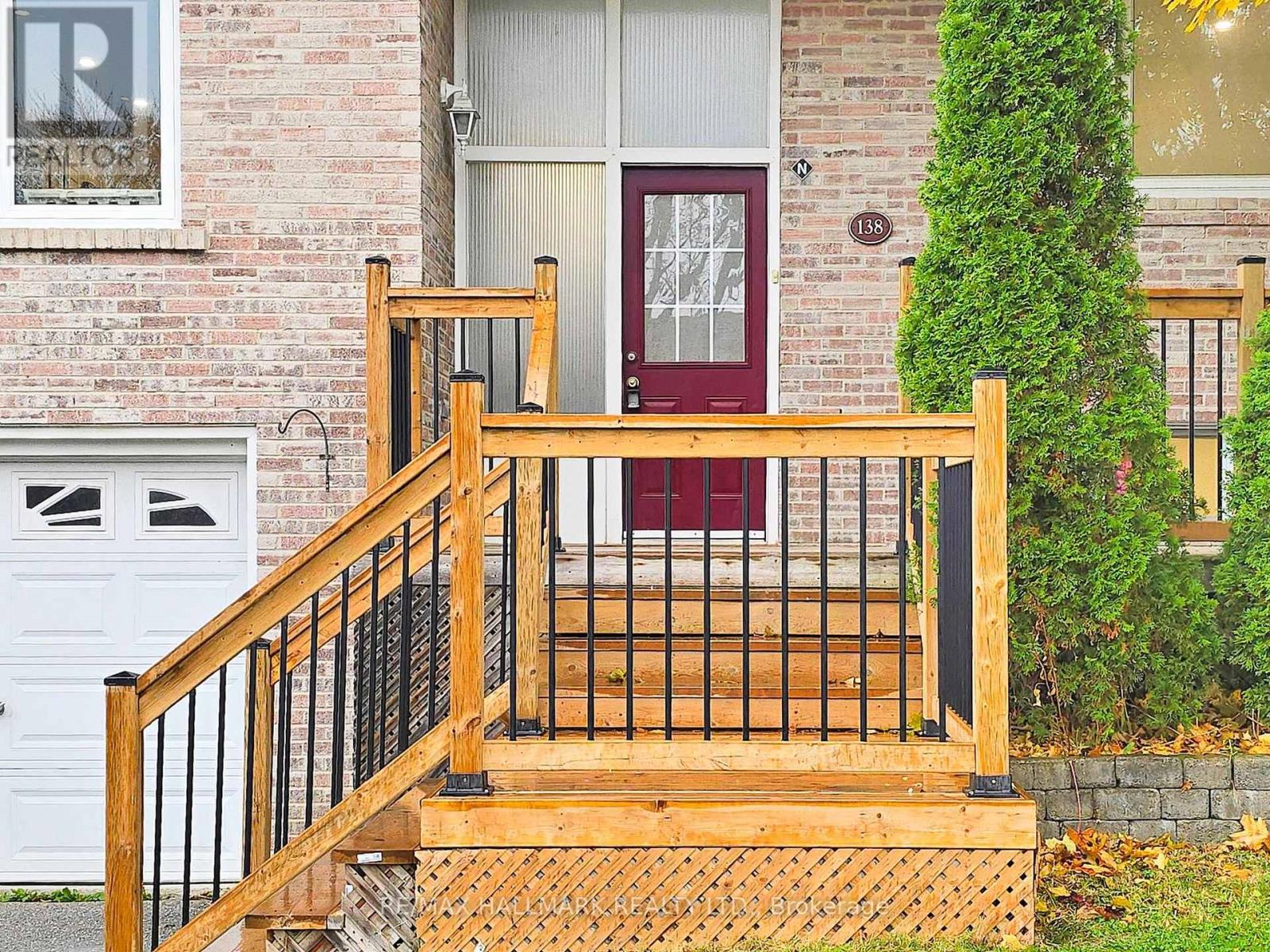 138 Armitage Drive, Newmarket, Ontario  L3Y 5L7 - Photo 2 - N12520452