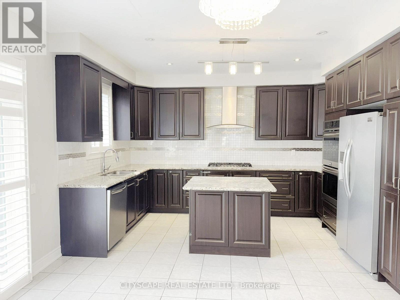 33 Brookwater Crescent, Caledon, Ontario  L7C 4A4 - Photo 10 - W12520444