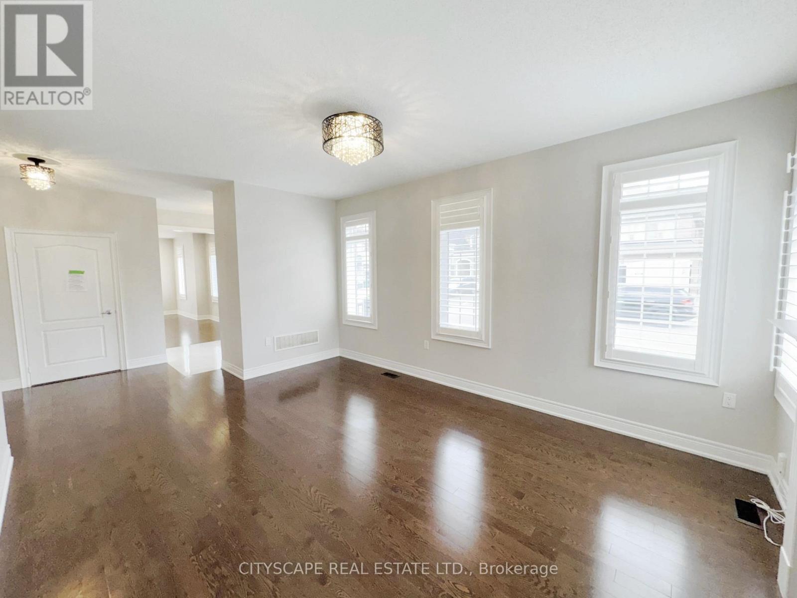 33 Brookwater Crescent, Caledon, Ontario  L7C 4A4 - Photo 9 - W12520444