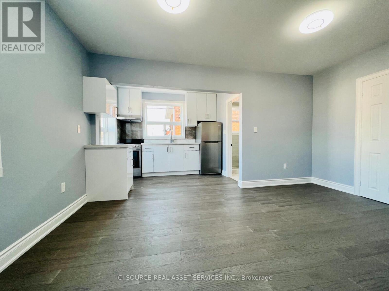 Upper - 1342 Weston Road, Toronto, Ontario  M6M 4R5 - Photo 5 - W12520448