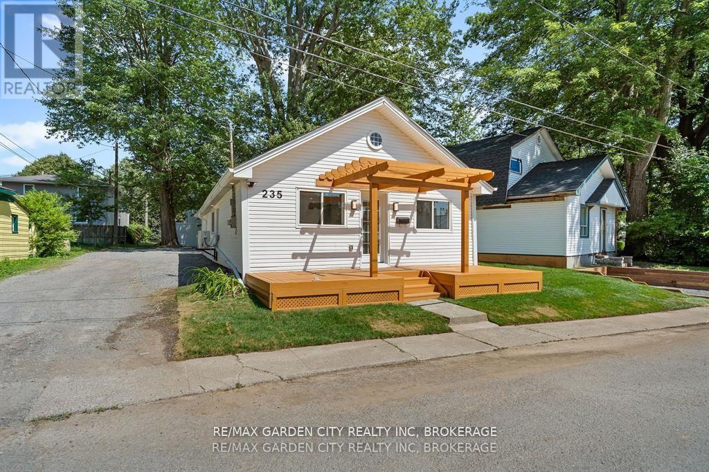 235 Lincoln Road W, Fort Erie, Ontario  L0S 1B0 - Photo 2 - X12520528