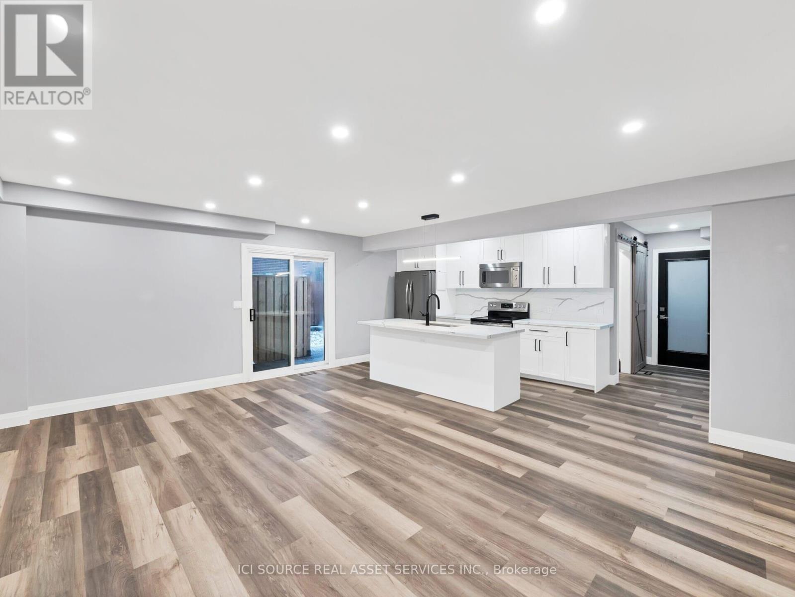 B - 93 Presidio Drive, Hamilton, Ontario  L8W 3C4 - Photo 3 - X12520462